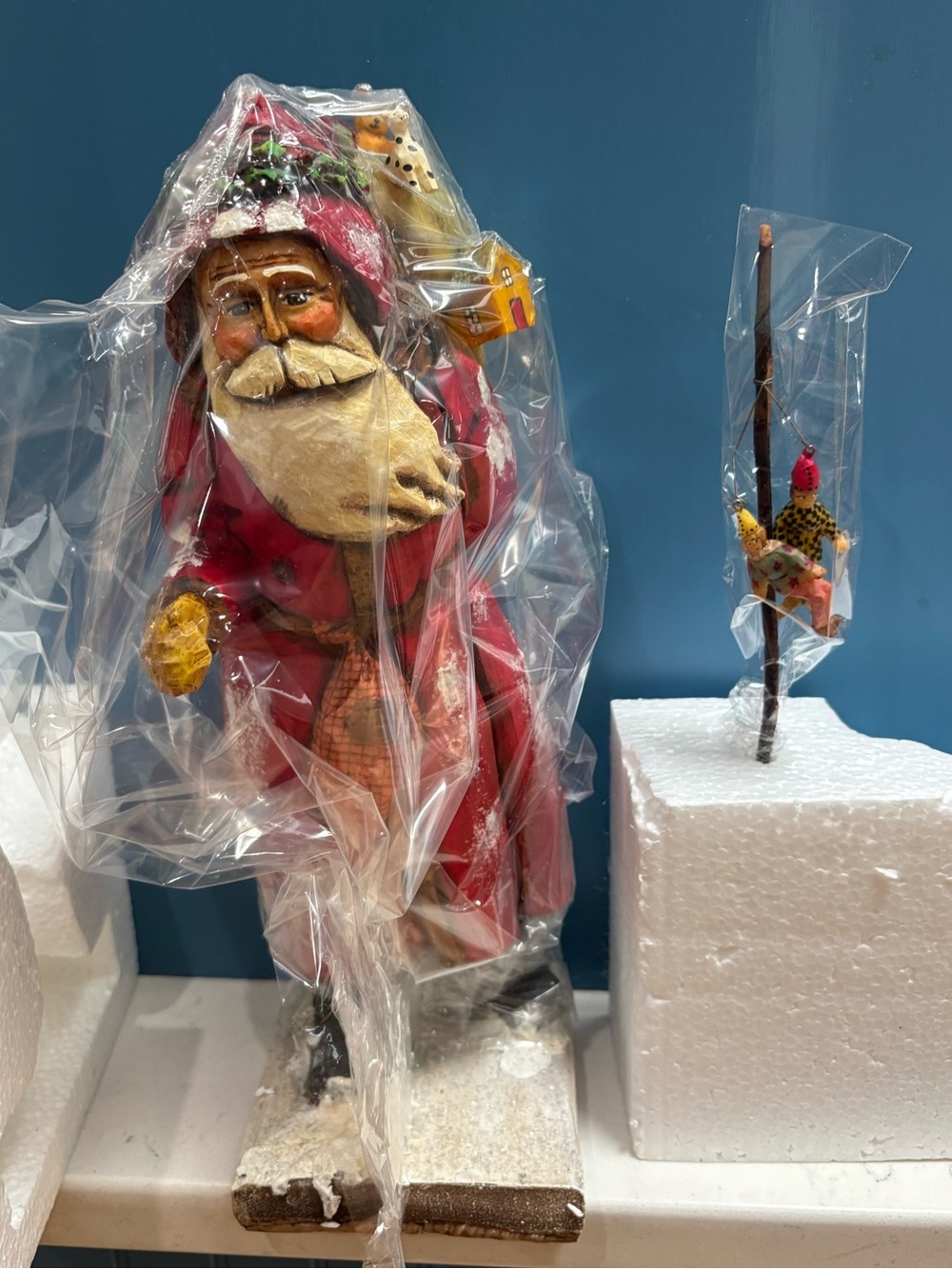 Anthony Costanza Captured Carvings Santa Figurine NIB Complete with Box & Card
